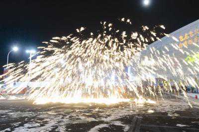 千年非遗打铁花 祥龙瑞凤闹元宵