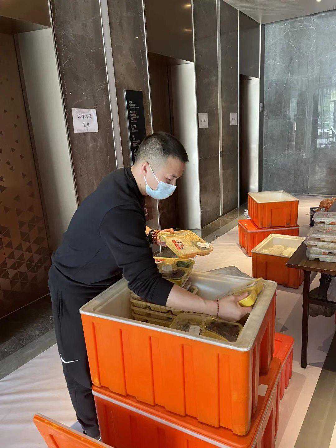 凌晨一点钟、二点钟、三点钟、四点钟、五点钟……他见证过疫情下每个时刻的夜空