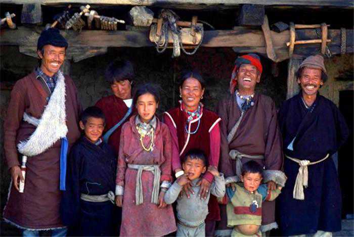 尼泊尔流行“一妻多夫”：同胞兄弟共娶一个妻子，谁当一家之主？